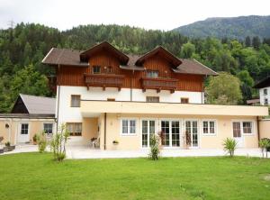a large house with a large yard at Pension Maier in Flattach