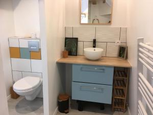 łazienka z umywalką i toaletą w obiekcie Arlequin w mieście Amboise