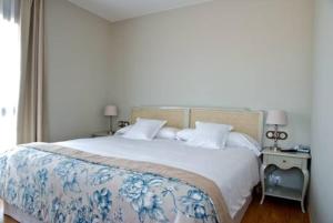 Un dormitorio con una cama grande y una ventana en Hotel Villa Monter en Alcañiz