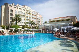 une grande piscine en face d'un bâtiment dans l'établissement IL Campanario Villaggio Resort - OFICIAL, à Florianópolis