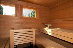 uma sauna de madeira com uma banheira e um lavatório em Holiday Inn Helsinki-Vantaa Airport, an IHG Hotel em Vantaa