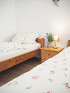 a bedroom with two beds and a lamp on a table at Gasthaus Zum Alten Euler in Erzhausen