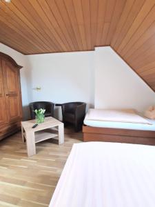 Postel nebo postele na pokoji v ubytování Gasthaus Zum Alten Euler