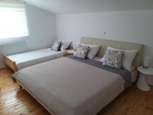 um quarto com uma cama grande e um sofá em Apartment Kale em Šibenik