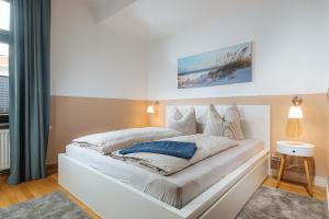 Un pat sau paturi într-o cameră la Große Koje mit Terrasse