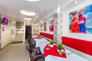 TV a/nebo společenská místnost v ubytování Hotel Marina Suites By GEH Suites