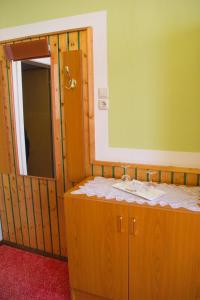 La salle de bains est pourvue d'un lavabo et d'un miroir. dans l'établissement Hotel Central, à Bad Elster