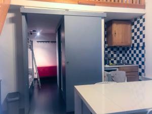 Kitchen o kitchenette sa Boost Your Immo Duplex Les Deux Alpes 272