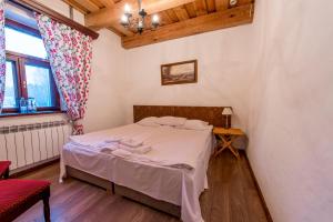 małą sypialnię z łóżkiem w pokoju w obiekcie Domek Lipowy Most w Supraślu