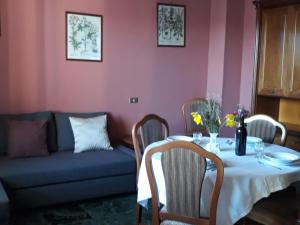 uma sala de jantar com uma mesa e um sofá em Casa ai Castelli em Cannobio