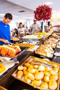 uma linha de buffet com muitos tipos diferentes de alimentos em Jurerê Beach Village em Florianópolis