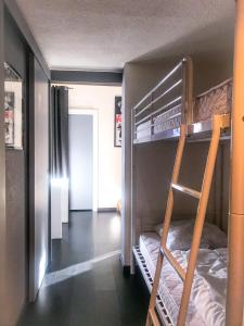 Cette chambre comprend 2 lits superposés et un couloir. dans l'établissement Boost Your Immo Duplex Les Deux Alpes 272, à Les Deux Alpes