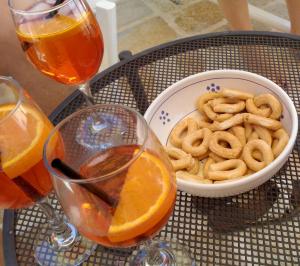 マルティナ・フランカにあるCasa Solelunaのテーブル(プレッツェルとオレンジジュースの入ったテーブル)