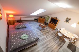 Postel nebo postele na pokoji v ubytování Apartmán U Křížku