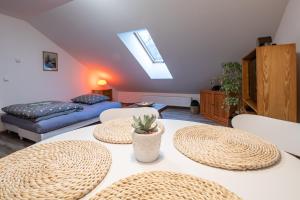 Postel nebo postele na pokoji v ubytování Apartmán U Křížku