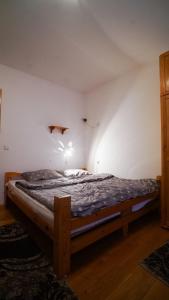 sypialnia z łóżkiem w rogu pokoju w obiekcie Forest Dream Bjelasnica w mieście Bjelašnica