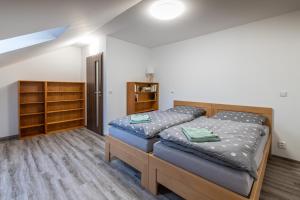 Postel nebo postele na pokoji v ubytování Apartmán U Křížku
