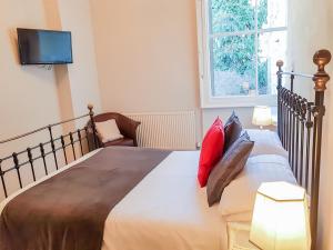 A bed or beds in a room at The Rising Sun Inn 