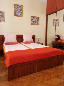 um quarto com uma cama grande e um cobertor vermelho em Paprika Apartment Studio em Budapeste
