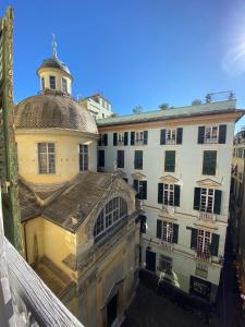 un vecchio edificio con una torre dell'orologio sopra di B&B DORMIRE DAI GRIMALDI a Genova