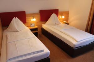 
Ein Bett oder Betten in einem Zimmer der Unterkunft Hotel Restaurant Schwartz
