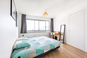 1 dormitorio con cama y ventana en SPLENDIDE APPARTEMENT RENNES CENTRE + PARKING, en Rennes