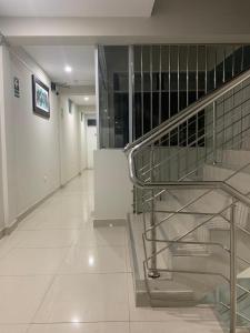un couloir vide avec un escalier dans un bâtiment dans l'établissement ORBEGOSO - Trujillo, à Trujillo