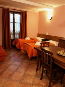 een hotelkamer met een bed en een tafel en een eetkamer bij Residence Du Commerce in Oulx