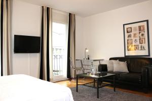 科隆的住宿－a-partment Cologne Riverside，一间卧室配有一张床、一张沙发和一张桌子