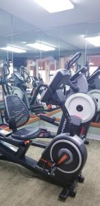 - une salle de sport avec un bouquet de vélos d'exercice dans l'établissement College Inn, à Oxford