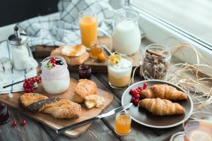 een ontbijttafel met croissants en andere ontbijtproducten bij CASA BRICIOLE 1 e 2 in Scilla