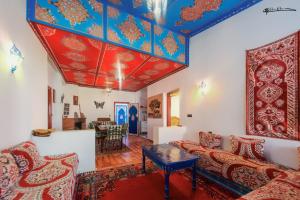 a living room with red and blue ceilings at Casa Plasa Grande in Chefchaouen