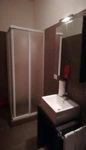 een badkamer met een douche, een wastafel en een spiegel bij Ca Jasmine in Sal Rei