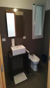 een badkamer met een wastafel en een toilet bij Ca Jasmine in Sal Rei