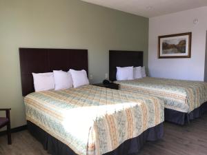 Postel nebo postele na pokoji v ubytování Big Lake Inn and Suites