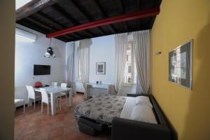 1 dormitorio con cama, mesa y comedor en RELAIS CAVOUR 133 en Roma