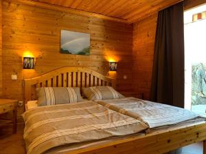 una camera da letto con un letto in una stanza di legno di Chalet Victoria a Sankt Niklaus