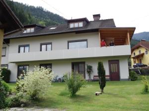 Una casa con dos personas en el balcón. en Ferienhaus Maier, en Lind