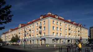 duży budynek z ludźmi stojącymi poza nim w obiekcie APARTAMENTY CENTRUM Lipowa 16 w mieście Białystok