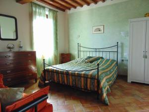 1 dormitorio con cama, tocador y espejo en Fra I Mesi, en Ambra