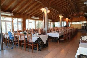 a dining room with tables and chairs in a building at Complejo Hostelero Paladium in Villamartín