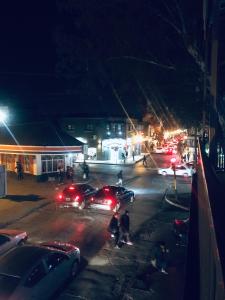 un grupo de autos estacionados en una calle por la noche en Reposar D en Salta