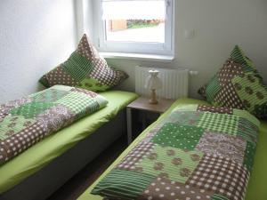 Giường trong phòng chung tại Ferienwohnungen Reiterhof Lienemann