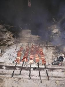 Hommikusöögiga majutusasutuse külastajatele saadaval grillimisvõimalused