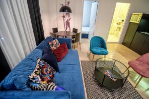 un soggiorno con divano blu e tavolo di Momo 123 Apartments a Belgrado