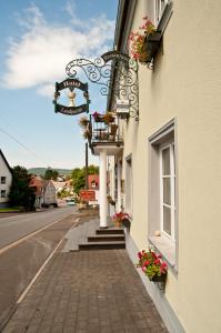 ein Gebäude mit Blumen an der Straßenseite in der Unterkunft Villa ZOE Sankt Wendel in Sankt Wendel