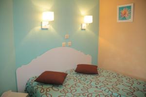Säng eller sängar i ett rum på Lagrange Grand Bleu Vacances – Résidence Les Jardins de Neptune