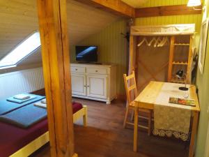 a room with a dining table and a bunk bed at Senosios Geguzines ukis in Gegužinė