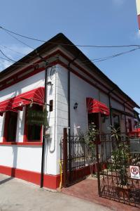 um restaurante com guarda-sóis vermelhos numa rua em La Storia Guest House em Piteşti