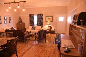 een woonkamer met een bank en een tafel bij Karoo Secret in Aberdeen